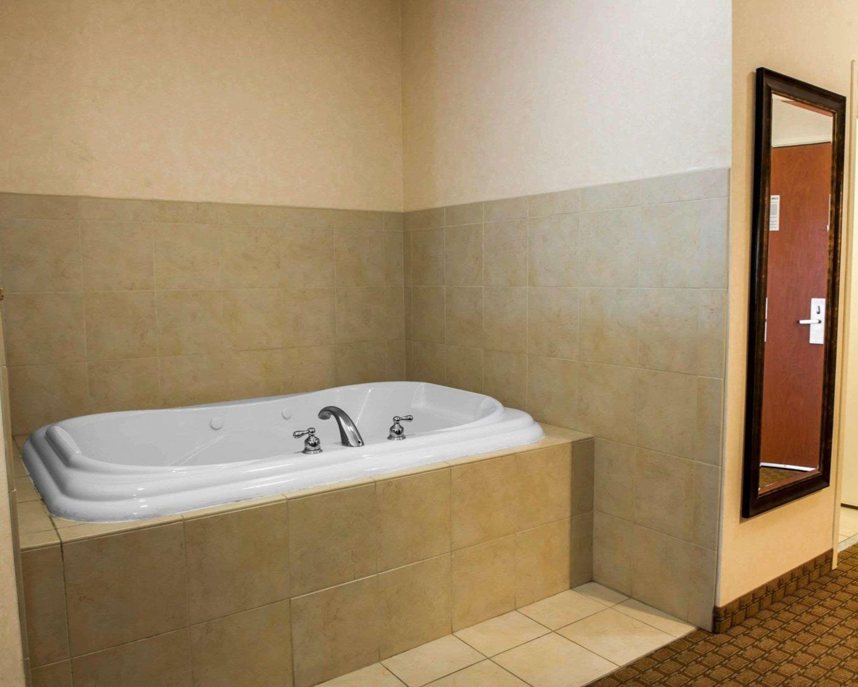 Comfort Suites Southport Luaran gambar